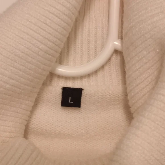 Super Soft Oversized Split Hem Turtleneck Sweater - Size: Large - Picture 9 of 10